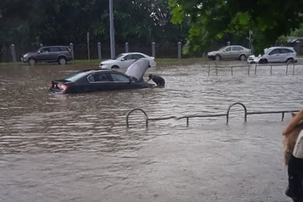 Автомобили оказались наполовину в воде из-за ливня в Могилеве. Фотофакт Автомобили оказались наполовину в воде из-за ливня в Могилеве. Фотофакт