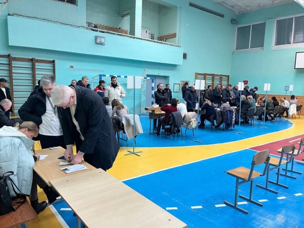 В Бресте военнообязанные прибывают на пункты сбора для сверки данных