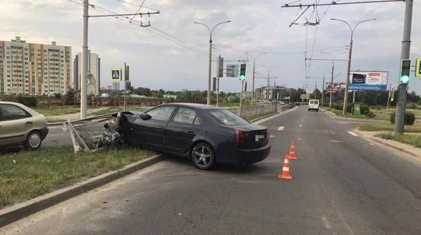 Пьяный бесправник снес пять пролетов ограждения на проспекте в Бресте Пьяный бесправник снес пять пролетов ограждения на проспекте в Бресте