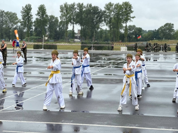 В Бресте празднуют День ВДВ. Фото и видео из 38-й бригады