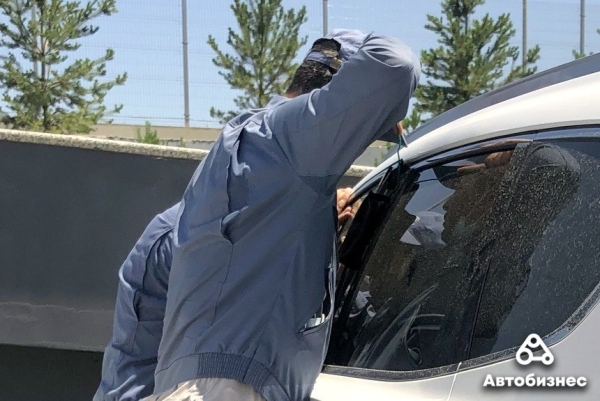 Как открыть дверь авто, если ключи остались внутри? Проверка народных способов