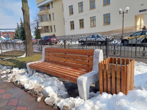 Новые скамейки появились на улице Гоголя в Бресте