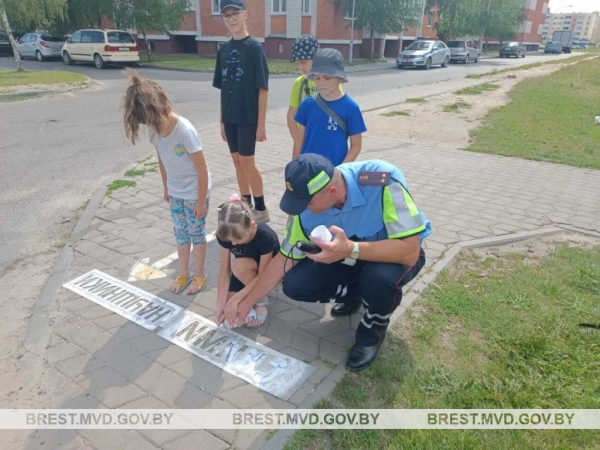 В Кобрине на асфальте появились надписи