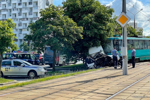 В Минске грузовой бус попал под трамвай, водитель умер
