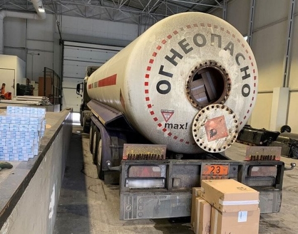Сигареты на миллион евро в газовозе обнаружили таможенники. Газовоз российский, сигареты белорусские, таможенники литовские