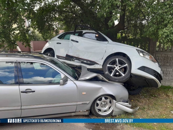 Машина оказалась на машине. Брестчанин попал в ДТП в Кобрине