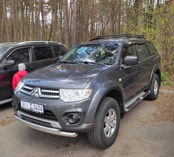 «Она стоила $16 900, но 300 долларов нам сбросили». Белорусы купили внедорожник в автохаусе — остались без денег и машины