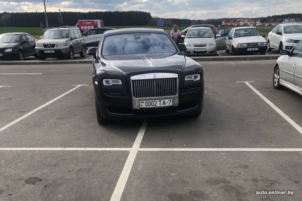 Парковка на два места: почему некоторые водители так поступают?