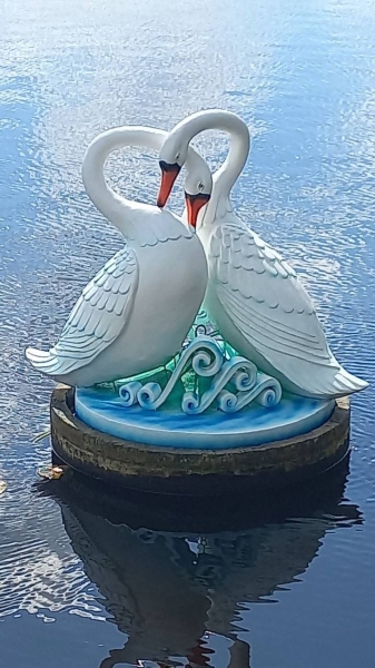 В Бресте на Набережной отреставрировали композицию «Влюбленные лебеди»