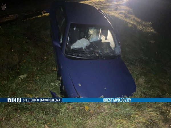 Ночью в Барановичах произошло жесткое ДТП. Водителя автомобиля Mercedes извлекали силами МЧС