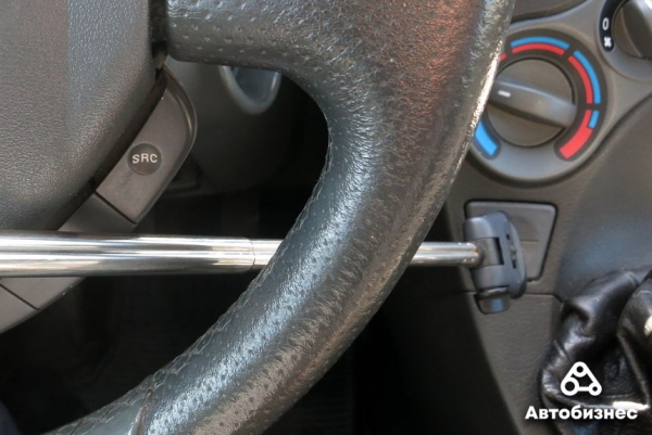 Как открыть дверь авто, если ключи остались внутри? Проверка народных способов