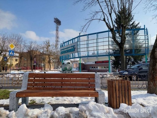 Новые скамейки появились на улице Гоголя в Бресте