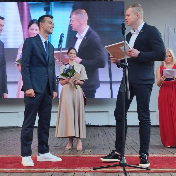 Праздник для выпускников «Алые паруса» прошел в Бресте