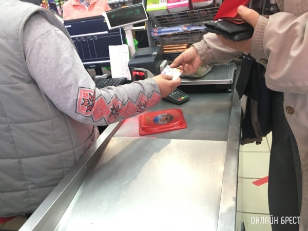 «Беларусбанк» рассказал, сколько наличных сняли люди в кассах магазинов