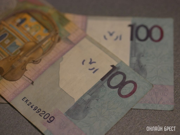 Нужно ли менять старые 100-рублевые купюры на новые?