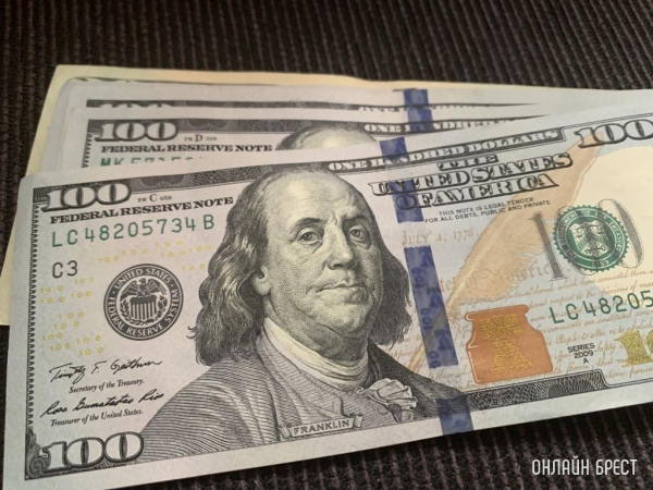 Белорус спрятал в носках более 60 тысяч долларов и поехал в Польшу. На границе его ждал крупный штраф