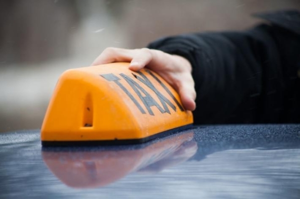 Служба такси в Могилеве выплатила более 300 тысяч рублей зарплаты «в конвертах»