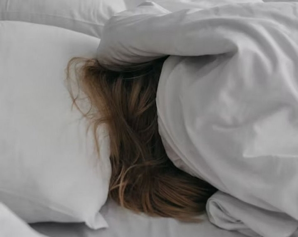 Врач объяснил, кому и почему нельзя спать без подушки