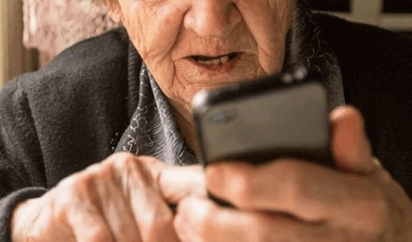 «Спаси, я попал в ДТП, у меня выбиты зубы»: топ-7 фраз для пенсионеров, после которых нужно положить трубку