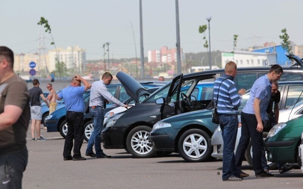 «Она стоила $16 900, но 300 долларов нам сбросили». Белорусы купили внедорожник в автохаусе — остались без денег и машины