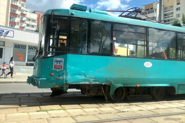 В Минске грузовой бус попал под трамвай, водитель умер