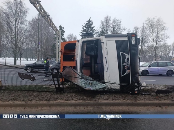 Мусоровоз протаранил «легковушку» и опрокинулся на бок в Минске. Есть видео, как это произошло Мусоровоз протаранил «легковушку» и опрокинулся на бок в Минске. Есть видео, как это произошло