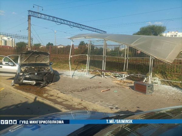 Из-за кошки водитель Rover разнес остановку в Минске Из-за кошки водитель Rover разнес остановку в Минске