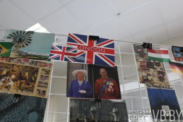 Открываем мир через почтовые карточки. В Бресте работает уникальная выставка «Счастливый посткроссинг»