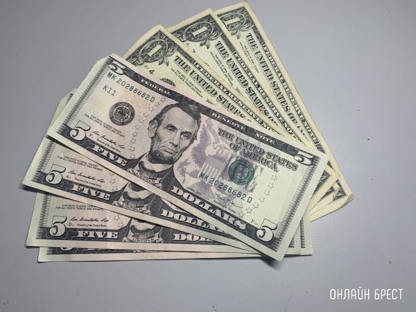 Доллар и евро вновь подешевели. Курсы на сегодня