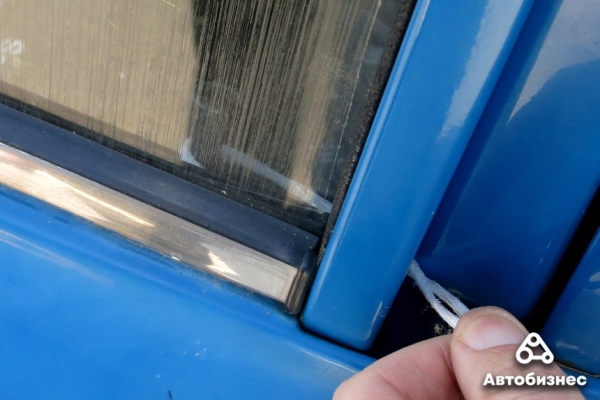 Как открыть дверь авто, если ключи остались внутри? Проверка народных способов