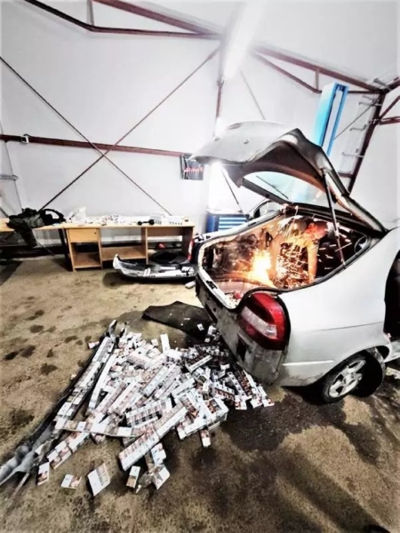 Белорус нашпиговал Kia Shuma сигаретами и поехал через границу, но его план провалился