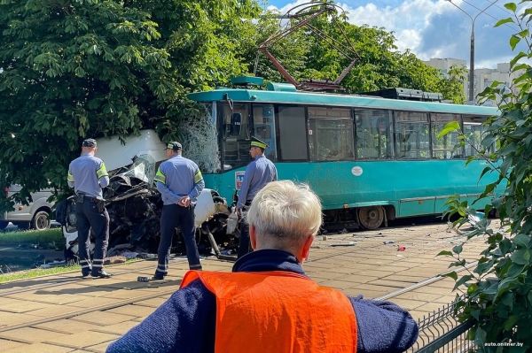 В Минске грузовой бус попал под трамвай, водитель умер