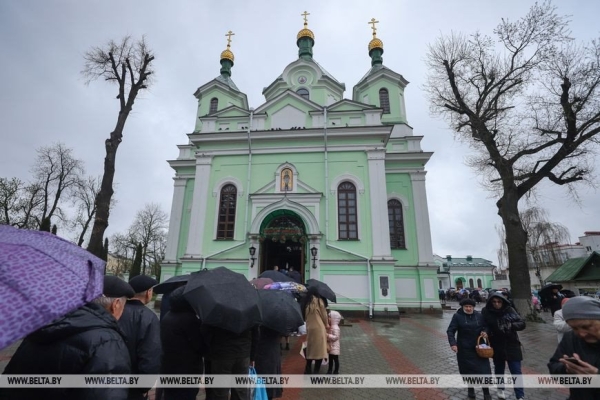 Брестчане идут в храмы, несут пасхальные куличи и крашеные яйца