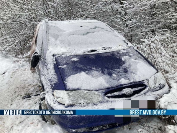 Недалеко от Бреста машина вылетела в кювет Недалеко от Бреста машина вылетела в кювет