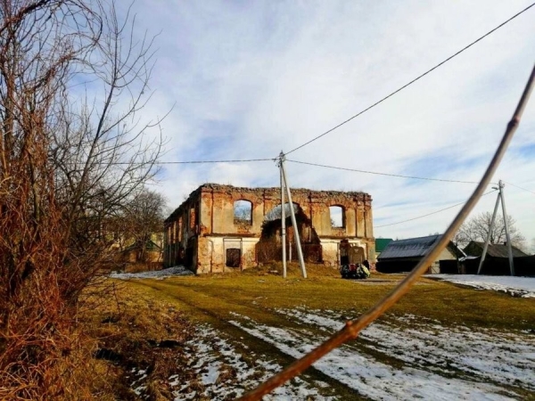 Встретились зима и весна. В парке в Высоком можно застать обе поры года (Брестская область)