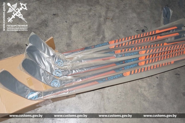 Хоккейную экипировку на $67 тысяч пытались незаконно ввезти в Беларусь. Случай в ПП «Козловичи»